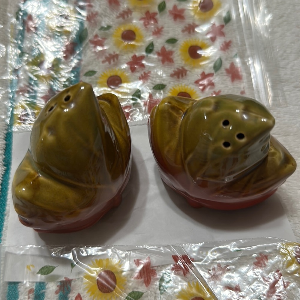 Fall Colored Leaf Shaped Salt and Pepper Shakers, Clean.
